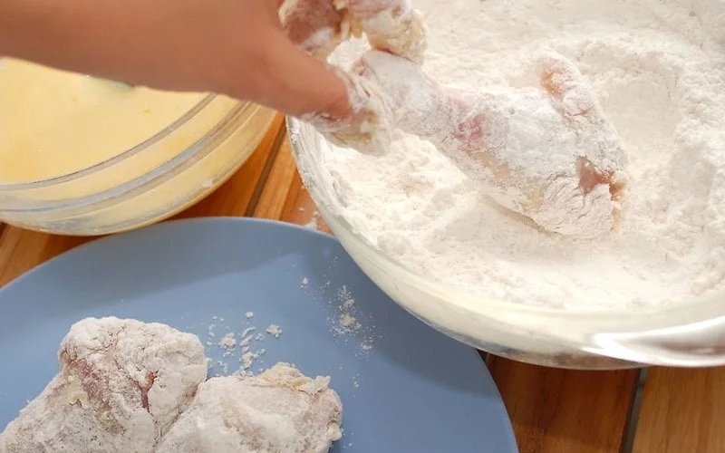 Tẩm bột chiên cho gà