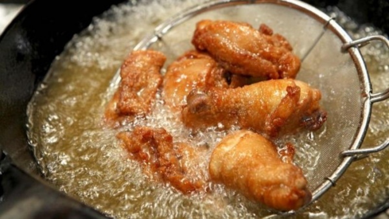 Đùi gà chiên ngập dầu