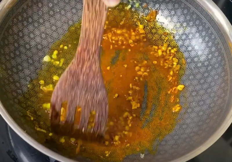Chảo nước sốt gà