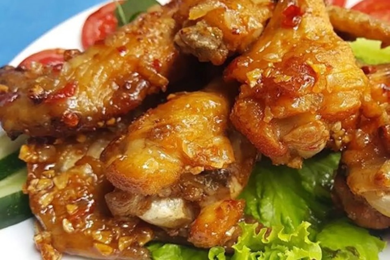 Đĩa gà chiên nước mắm cực bắt mắt