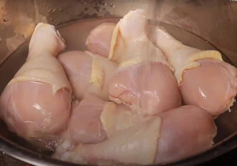 Cho đùi gà vào một tô lớn, thêm 2 muỗng canh rượu gạo