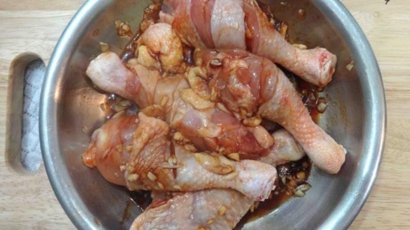 Ướp đùi gà với hỗn hợp gia vị