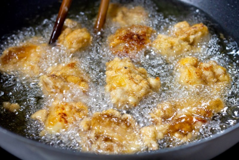 Công đoạn chiên sơ đùi gà