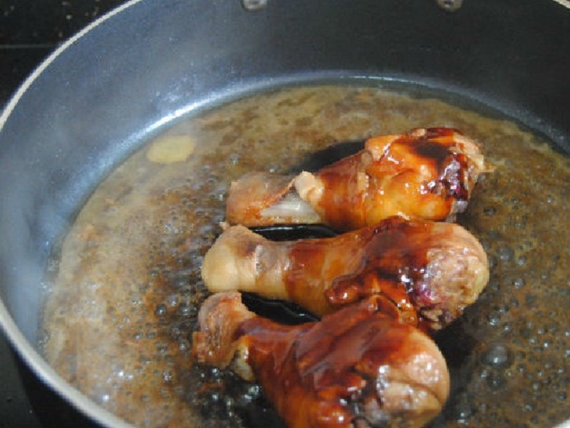 Tiếp tục cho sốt Teriyaki rim đùi gà