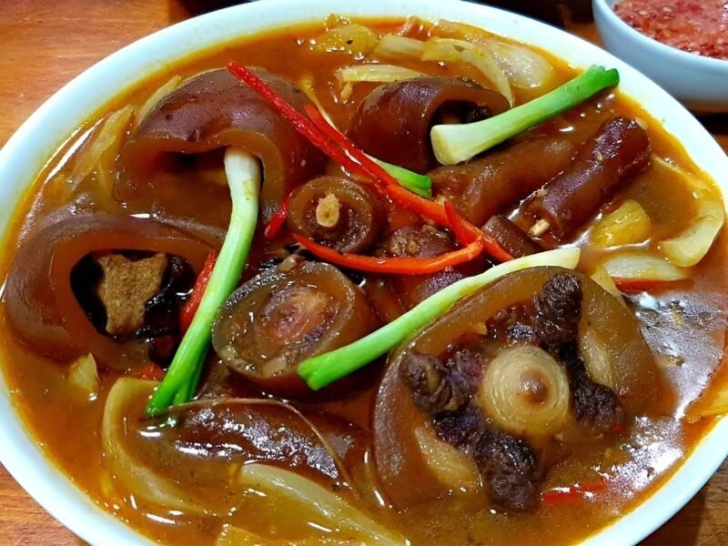 Hoàn thành món đuôi bò hầm sả cùng củ cải trắng