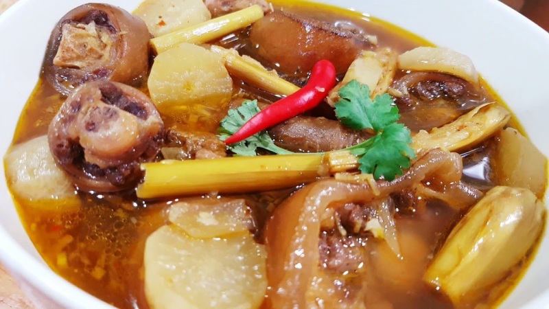 Hoàn thành món đuôi bò hầm sả thơm ngon
