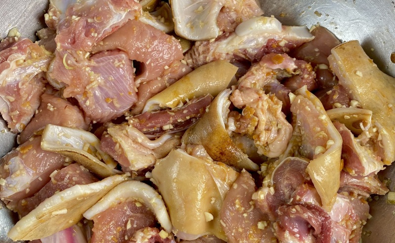 Công đoạn ướp đuôi bò