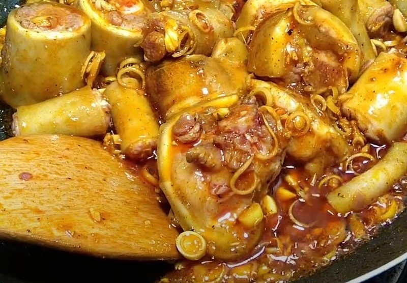 Tiến hành xào sơ đuôi bò