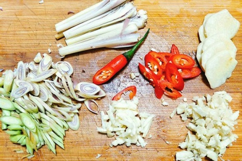 Sơ chế nguyên liệu làm đuôi bò hầm sả với củ cải trắng