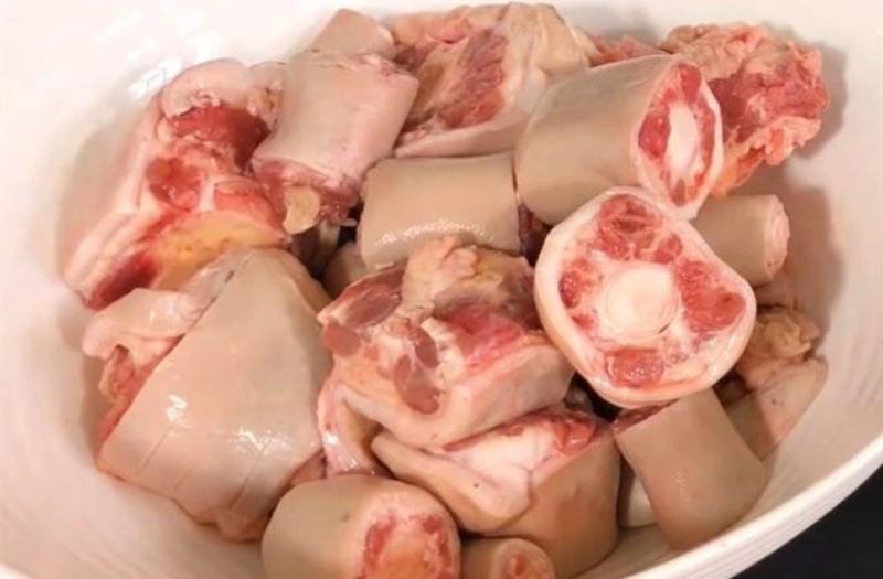 Sơ chế nguyên liệu làm đuôi bò hầm sả