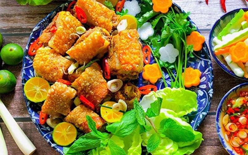 Món đuôi heo chiên giòn sốt mắm tắc được trưng bày bắt mắt