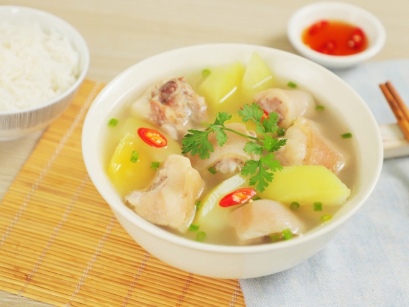 Tô canh đuôi heo nấu đu đủ xanh ăn cùng cơm trắng