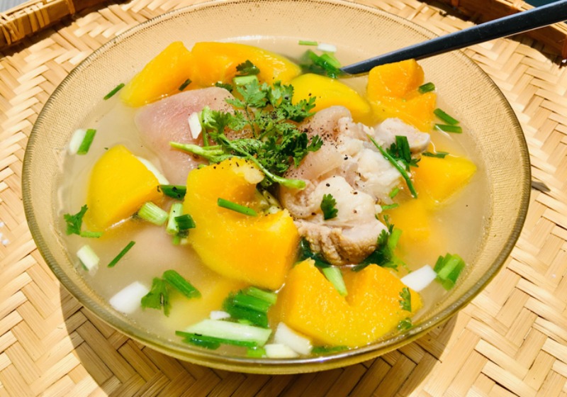 Canh đuôi heo đu đủ với rau thơm ngon