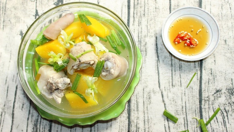 Tô canh đuôi heo hầm đu đủ thơm ngon