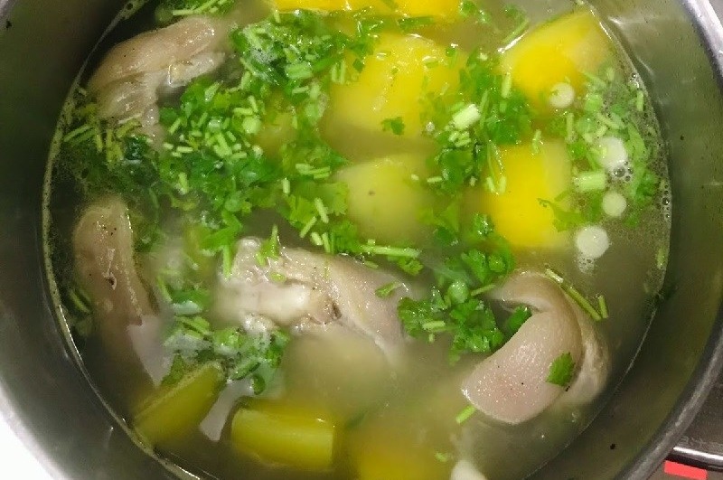 Món canh đuôi heo hầm đu đủ đang được nấu trong nồi