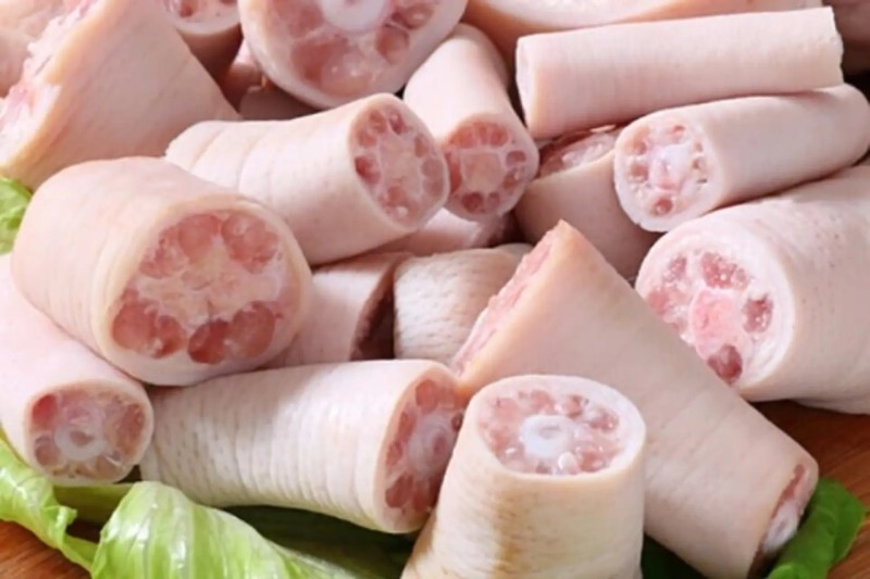 Đuôi heo đã làm sạch, cắt khúc để chế biến món ăn