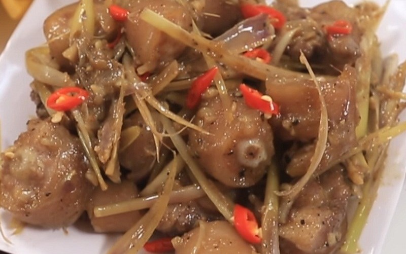 Món đuôi heo kho tiêu sả ớt cay nồng hấp dẫn