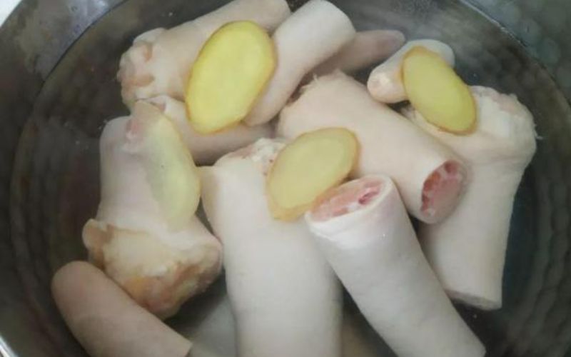  Đuôi heo trắng được chần sơ với gừng tươi.