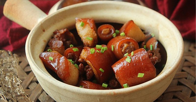 Món đuôi heo kho tiêu thơm ngon trong nồi đất