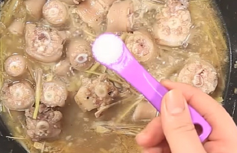 Cho muối vào khi đun đuôi heo