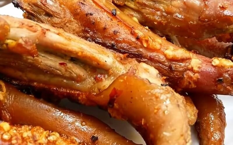 Món đuôi heo nướng sa tế vàng ươm