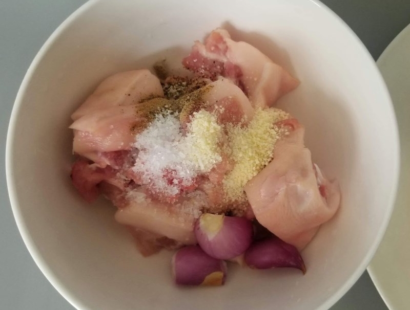 Đuôi heo ướp cùng gia vị