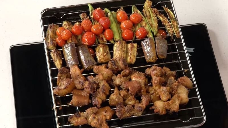 Đuôi heo được cắt nhỏ và xếp lên vỉ nướng
