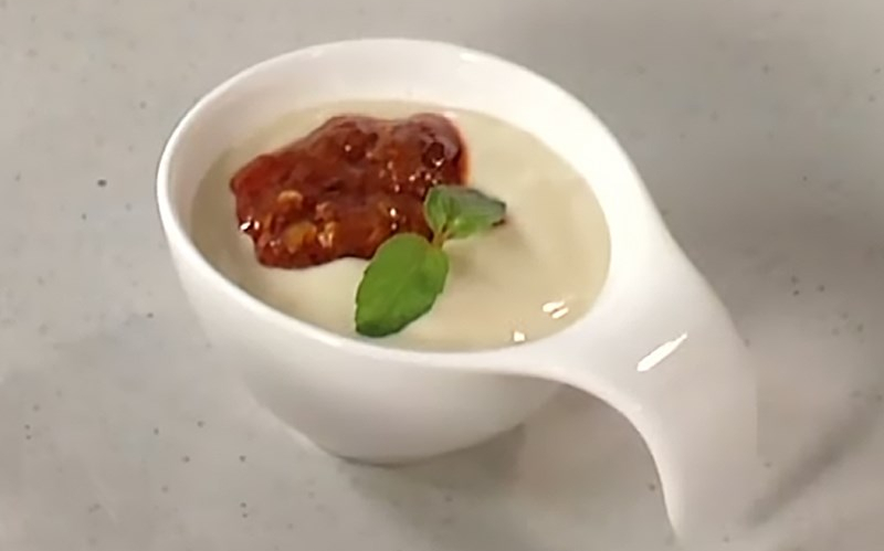 Chén nước sốt chấm để chấm đuôi heo