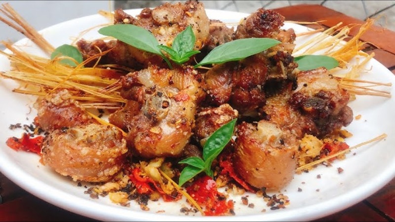 Món đuôi heo rang muối hấp dẫn với sả cháy cạnh