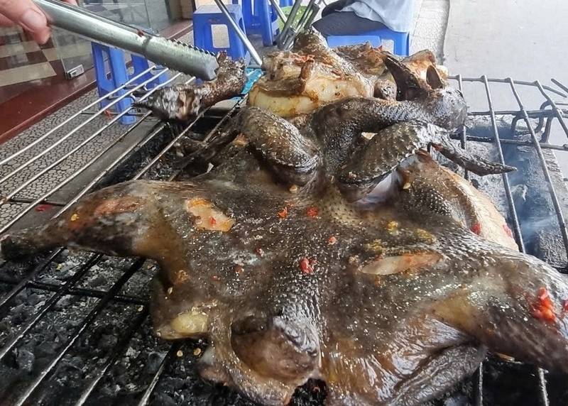 Chuẩn bị bếp than hoa và nướng gà