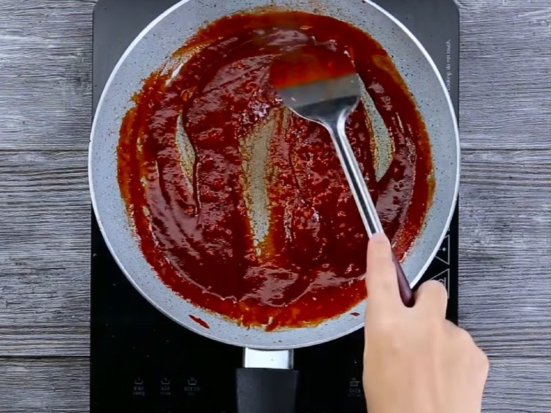 Tiến hành nấu sốt cay trộn gà