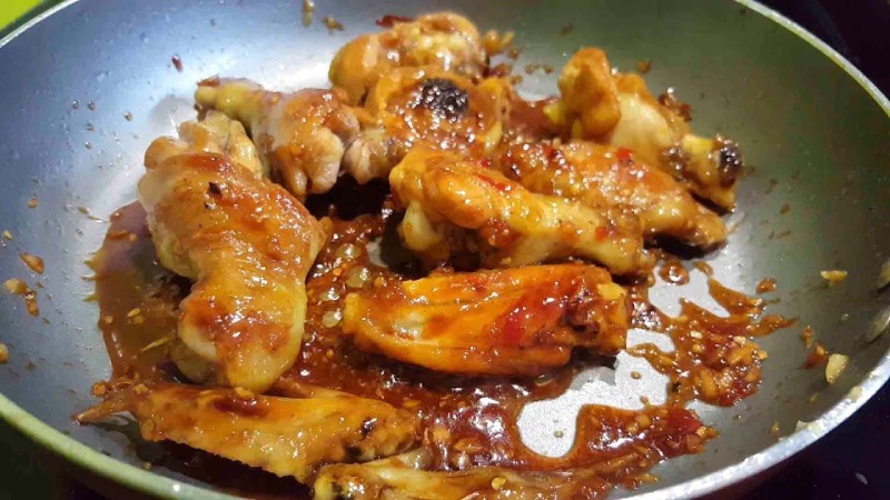 Gà chiên sốt bơ mắm tỏi thơm béo