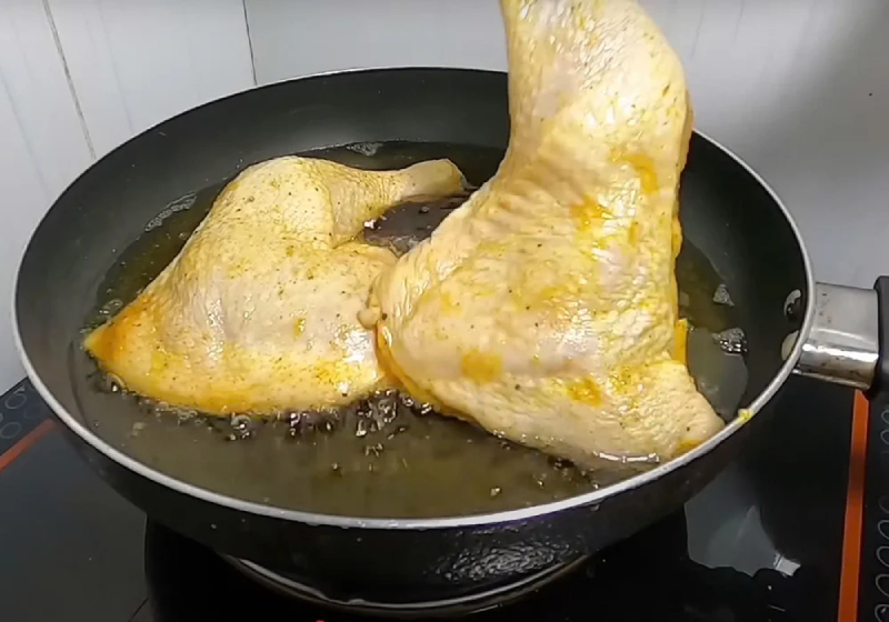 Khi gà đã thấm gia vị cho vào dầu để chiên