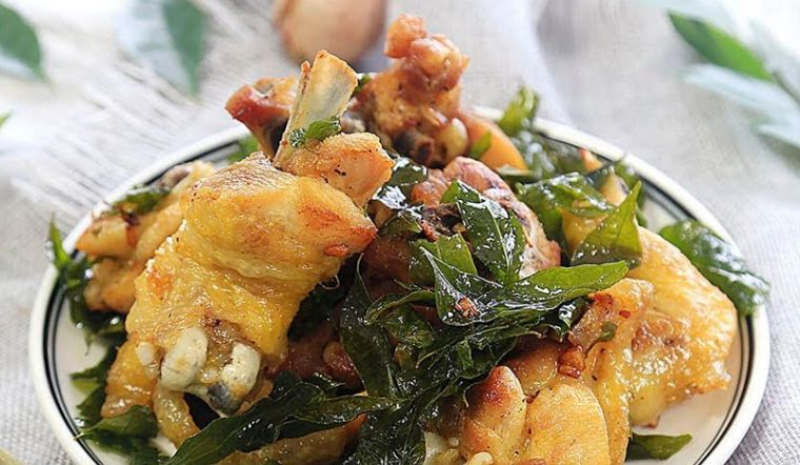 Cho gà ra đĩa và trang trí thêm lá mắc mật
