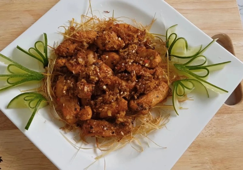Thành phẩm gà chiên sả ớt với sả cọng
