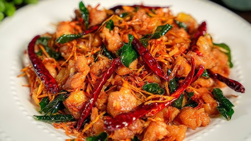 Thành phẩm gà chiên sả ớt với lá chanh