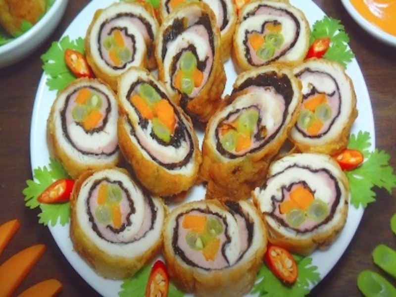 Thành phẩm món gà cuộn rong biển với rau củ