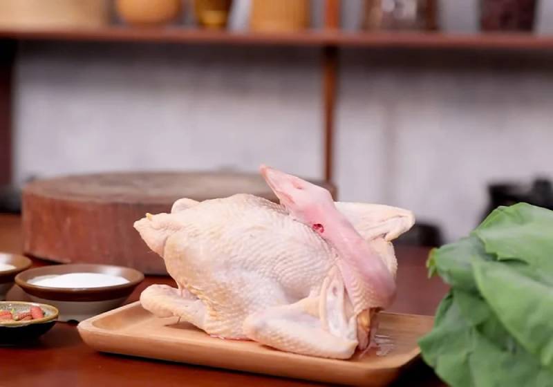 Bí quyết chọn nguyên liệu làm gà đắp đất sét tươi ngon