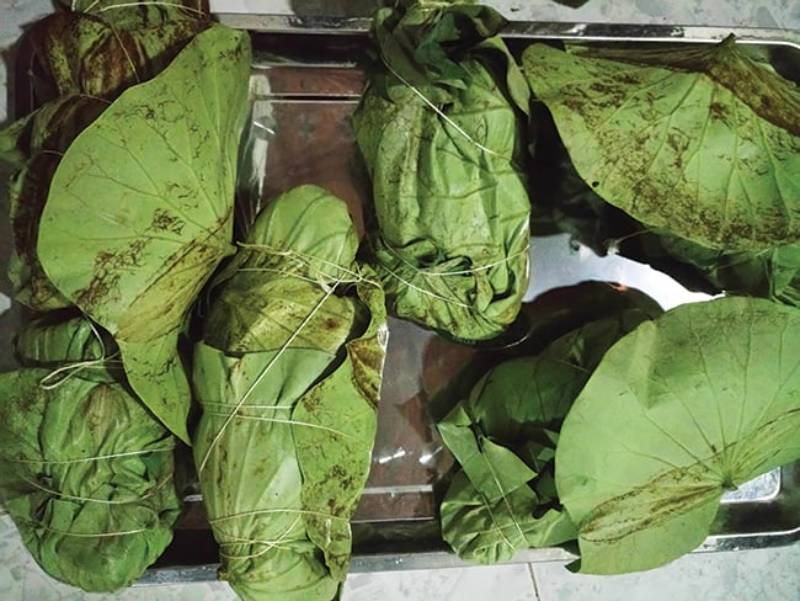 Bọc gà bằng lá chuối sau đó đắp đất sét