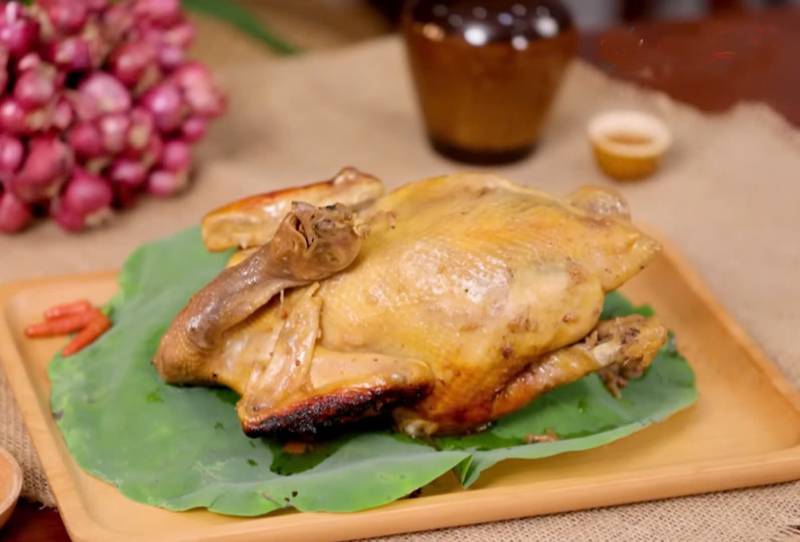 Thành phẩm món gà đắp đất sét nướng lửa than