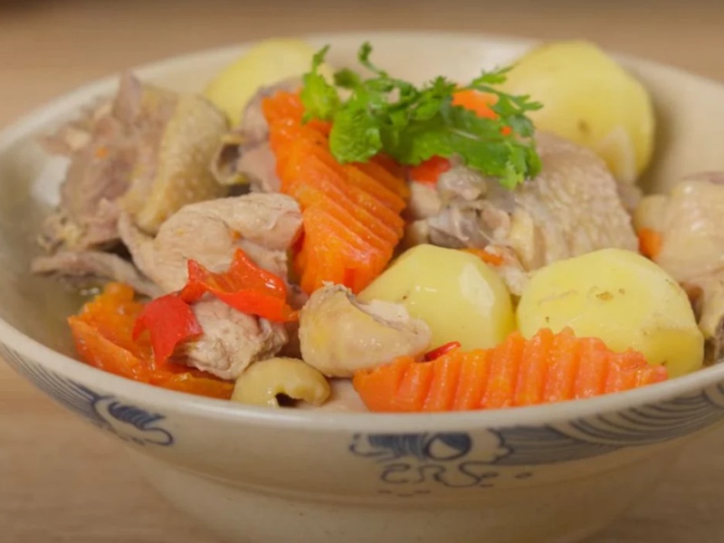 Thành phẩm món gà hầm khoai tây cà rốt ngọt ngon