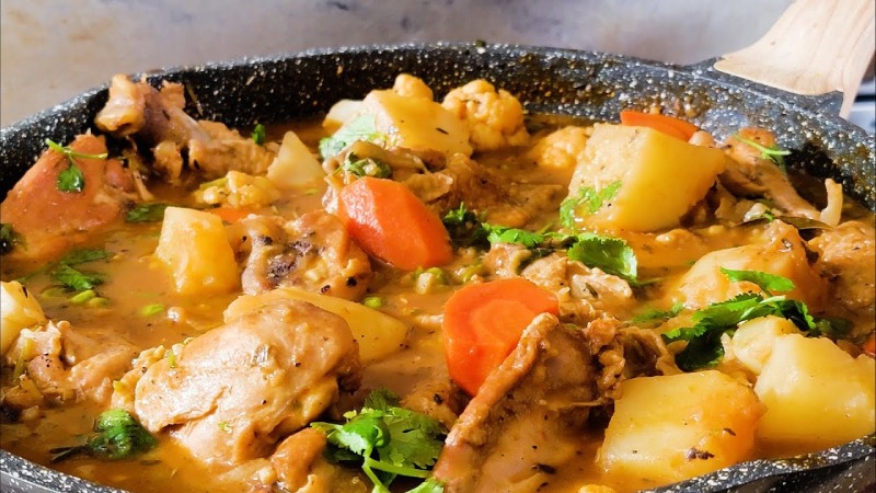 Món gà hầm khoai tây cà rốt