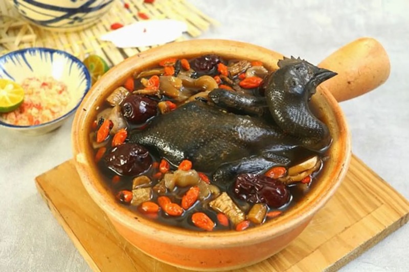 Món gà hầm thuốc bắc