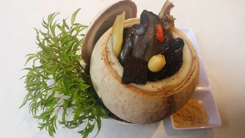 Món gà hầm dừa tươi 