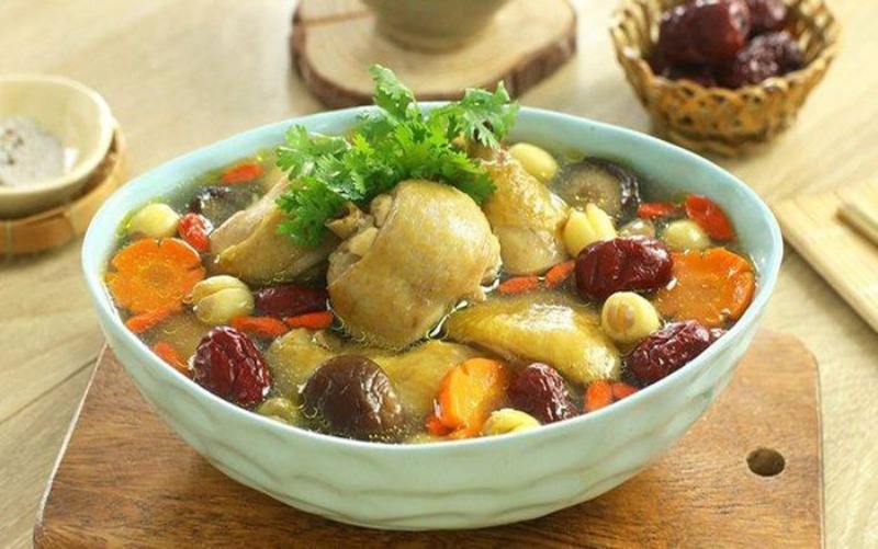 Gà hầm hạt sen