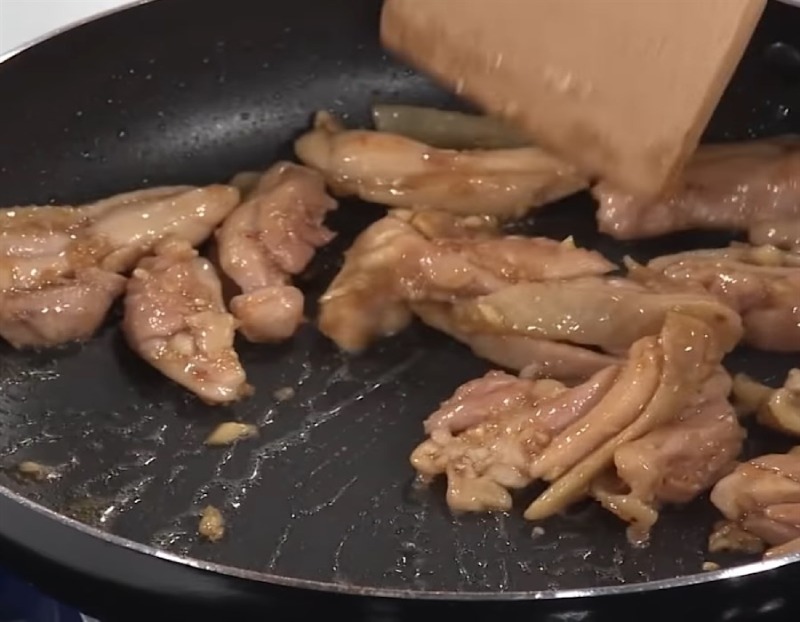 Tiến hành xào sơ thịt gà