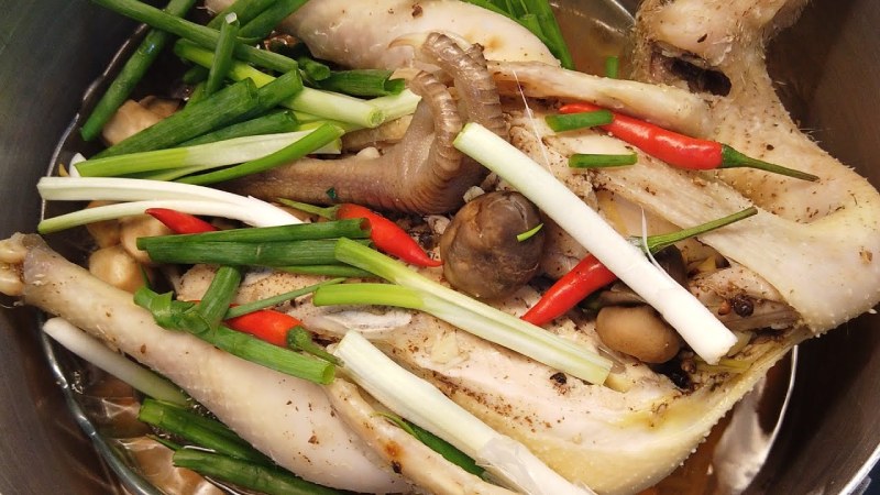 Hướng dẫn thưởng thức món gà hấp bia
