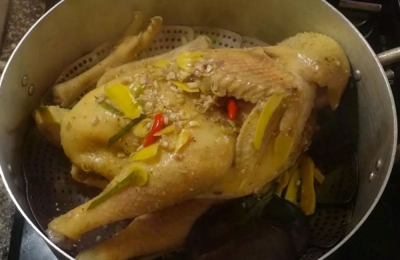 Tiến hành công đoạn hấp gà với bia