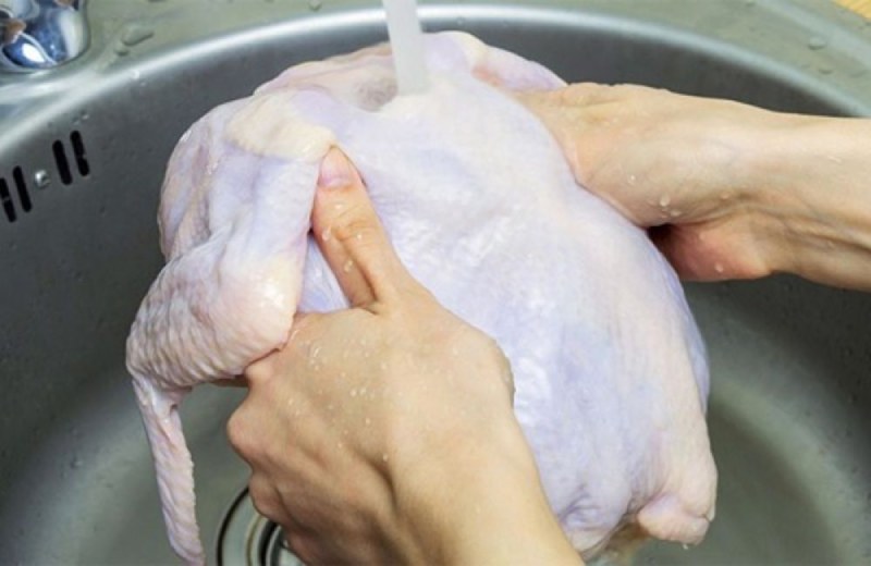 Tiến hành khử mùi và rửa sạch gà