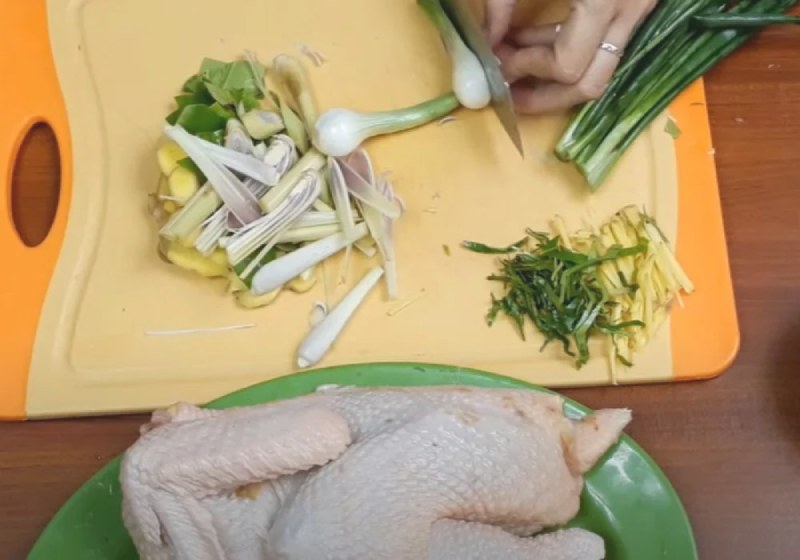 Sơ chế nguyên liệu làm gà hấp gừng sả
